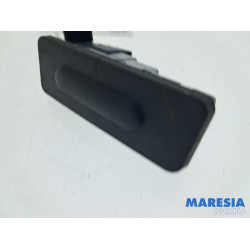 Renault - Captur - Tailgate handle