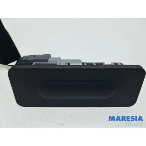 Renault - Captur - Tailgate handle