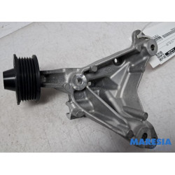 Renault - Captur - Alternator lower bracket