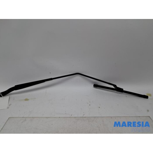 Renault - Captur - Front wiper arm