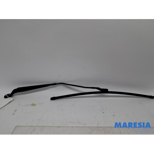 Renault - Captur - Front wiper arm