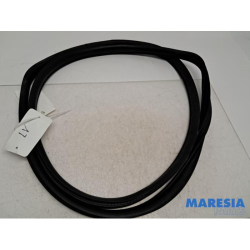 Alfa Romeo - Giulietta - Front door seal 4-door, left