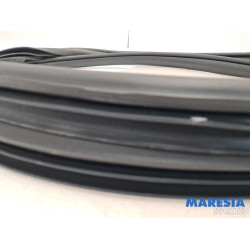 Alfa Romeo - Giulietta - Front door seal 4-door, right