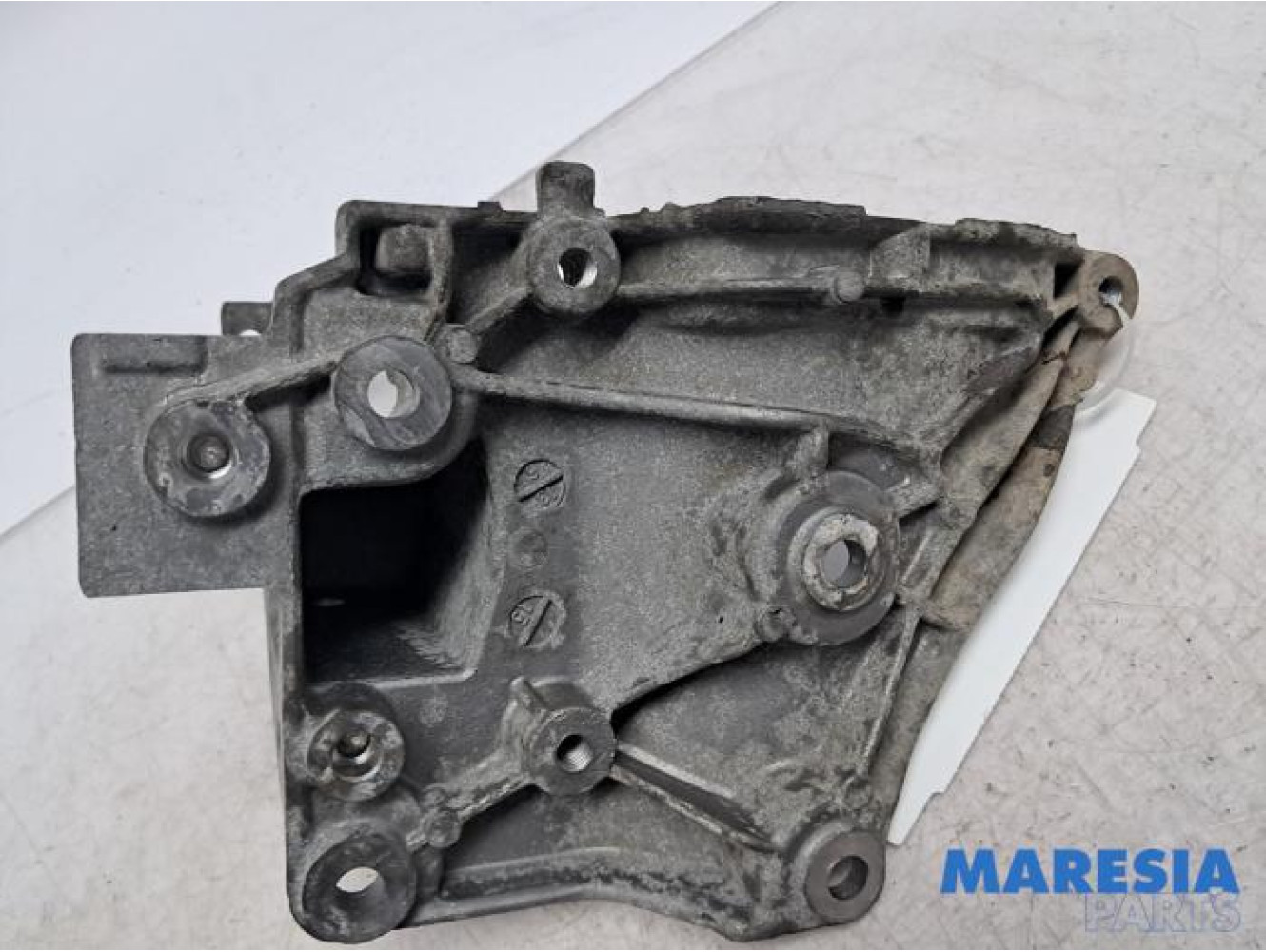 Peugeot - Partner - Alternator lower bracket