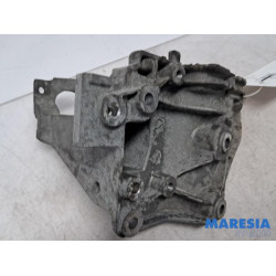 Peugeot - Partner - Alternator lower bracket