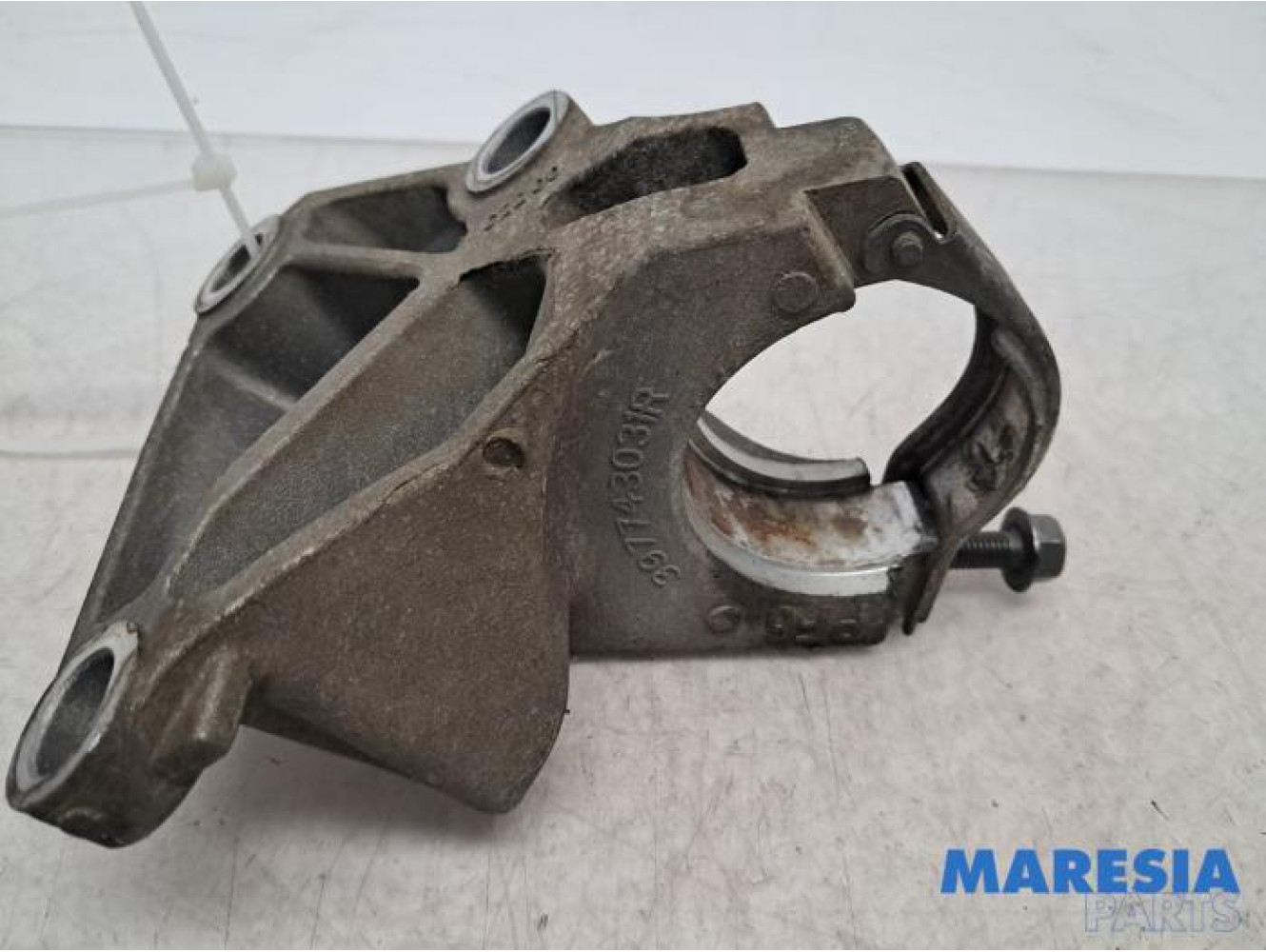 Opel - Vivaro - Engine mount