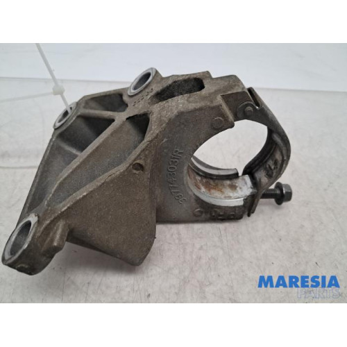 Opel - Vivaro - Engine mount