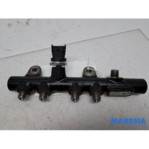 Renault - Clio - Fuel injector nozzle