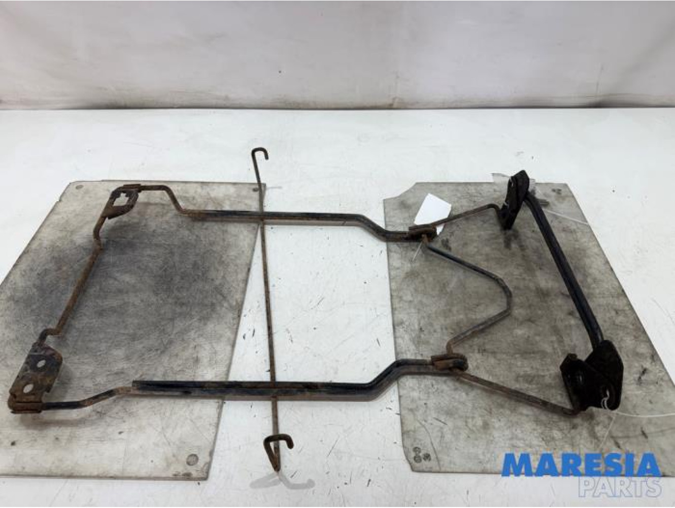 Renault - Trafic - Aufhängemechanik Reserverad