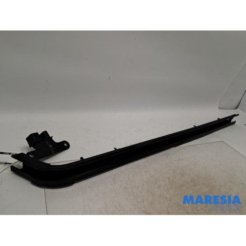 Renault - Trafic - Sliding door rail, right