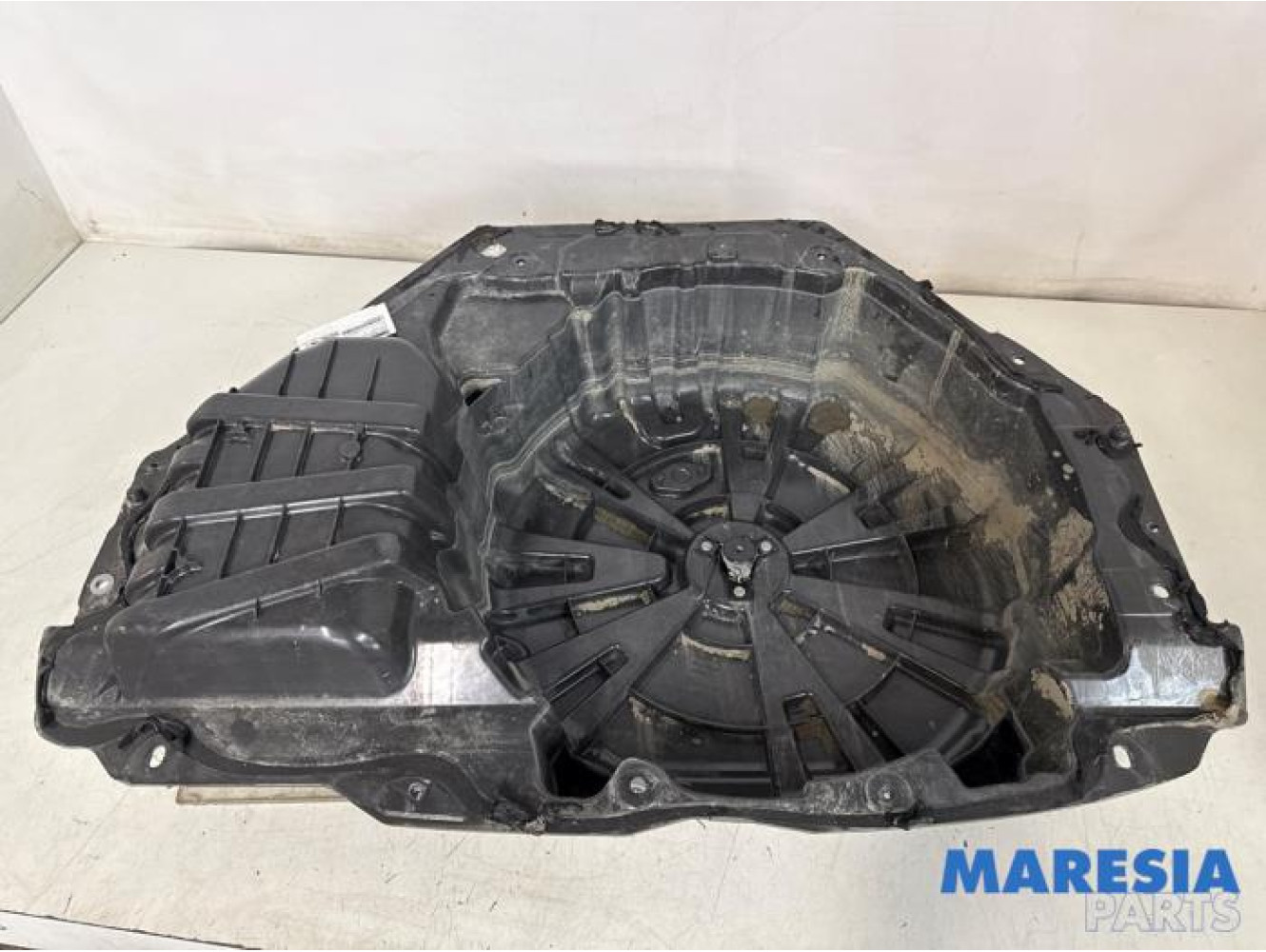 Renault - Megane - Spare wheel holder