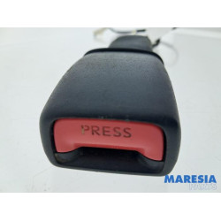 Peugeot - 107 - Insertion ceinture de sécurité avant gauche
