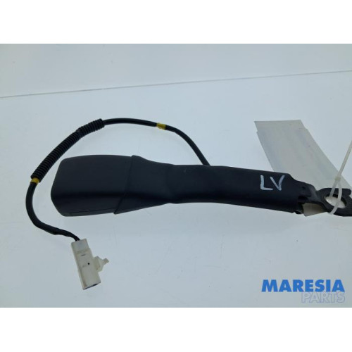Peugeot - 107 - Insertion ceinture de sécurité avant gauche
