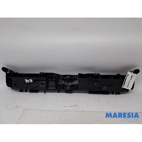 Renault - Clio - Lock plate