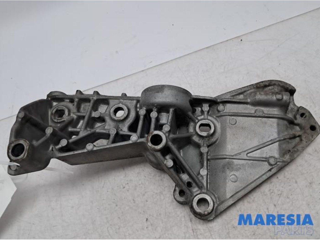 Renault - Kangoo - Alternator upper bracket