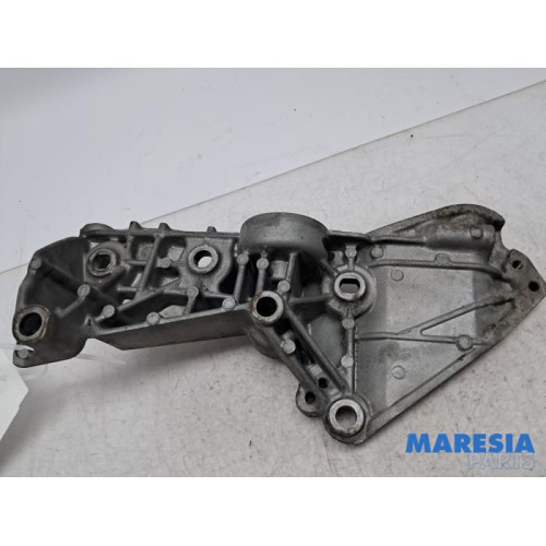 Renault - Kangoo - Alternator upper bracket