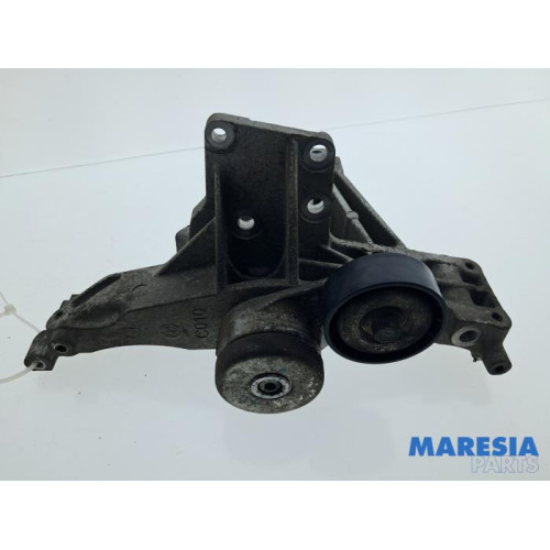 Fiat - 500 - Alternator upper bracket