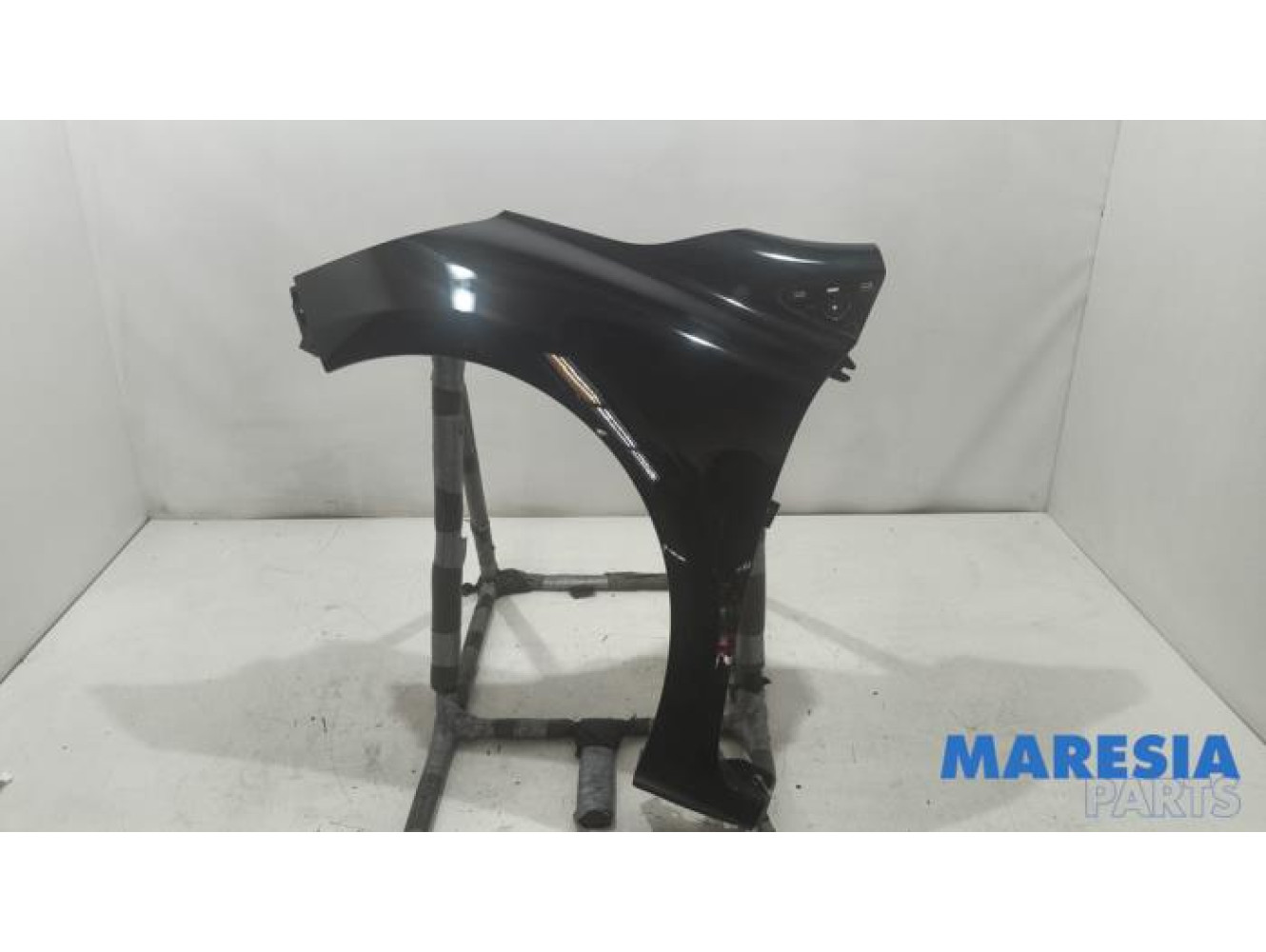 Renault - Clio - Front wing, left