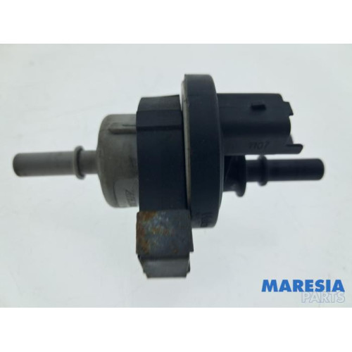 Renault - Clio - Vacuum valve