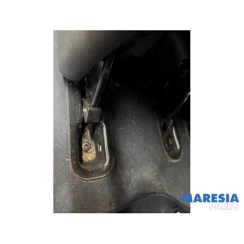 Opel - Vivaro - Rear bench seat