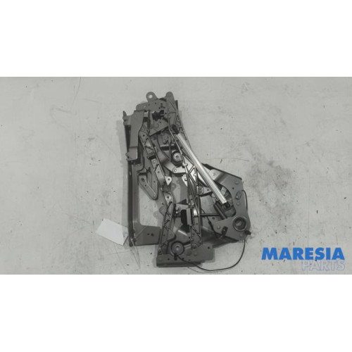 Renault - Megane - Convertible top hinge