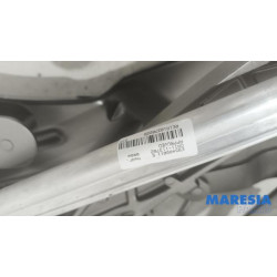 Renault - Megane - Convertible top hinge