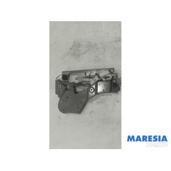 Renault - Megane - Convertible top hinge