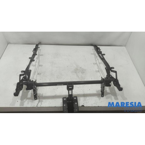 Renault - Megane - Convertible top hinge
