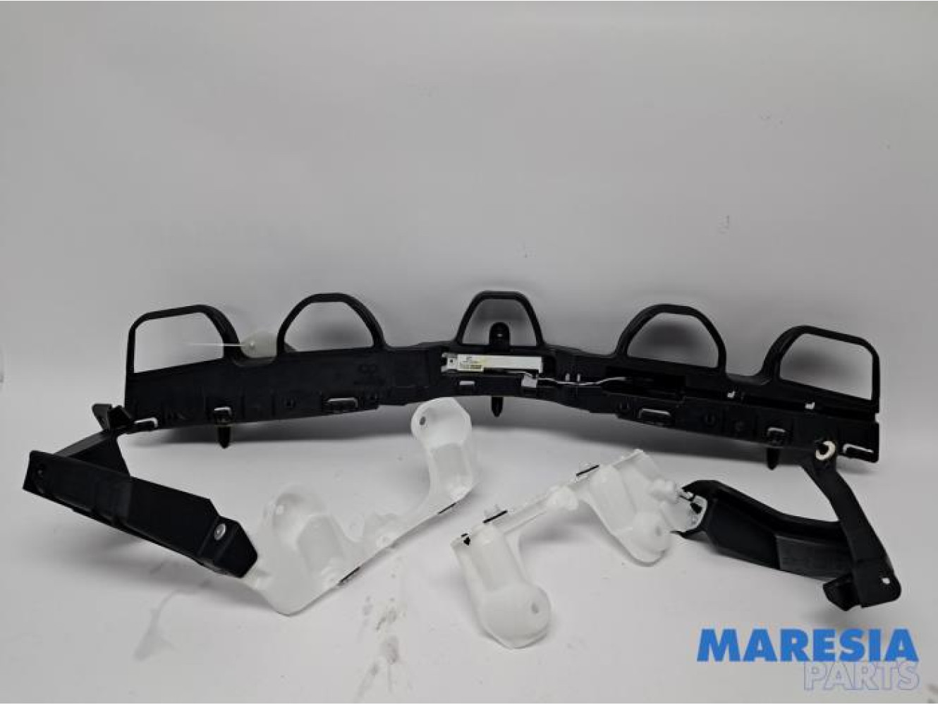 Renault - Megane - Rear bumper component, central