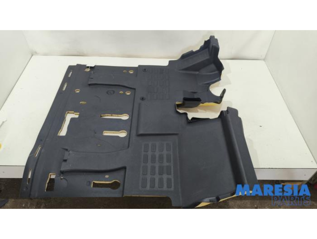 Opel - Vivaro - Carpet