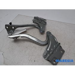 Renault - Megane - Bonnet Hinge