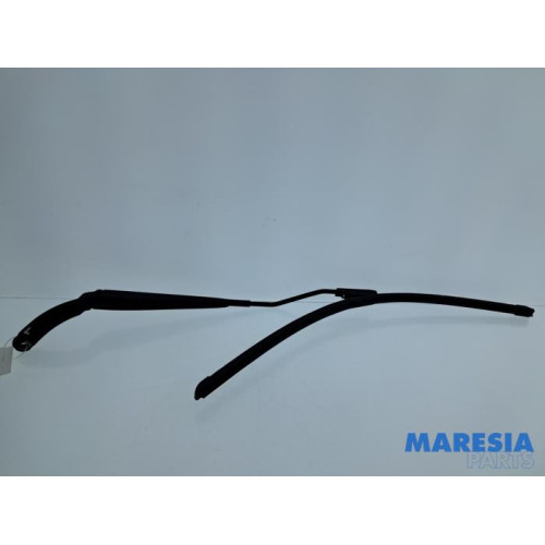 Renault - Clio - Front wiper arm
