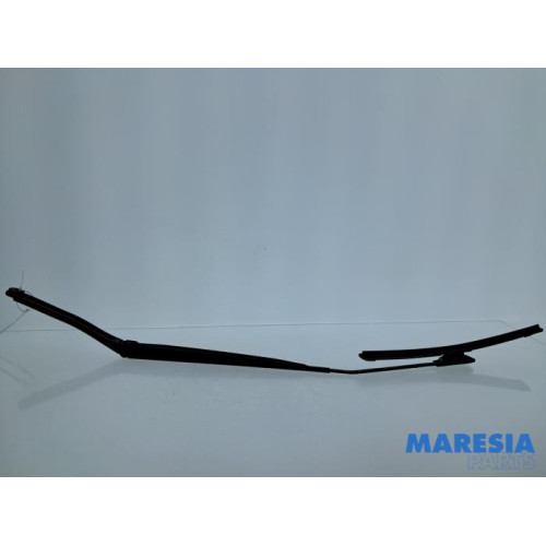 Renault - Clio - Front wiper arm