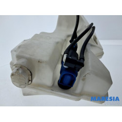 Renault - Clio - Front windscreen washer reservoir