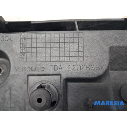 Renault - Clio - Lock plate