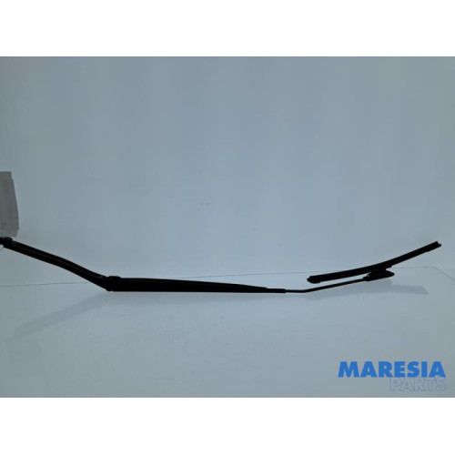 Renault - Clio - Front wiper arm