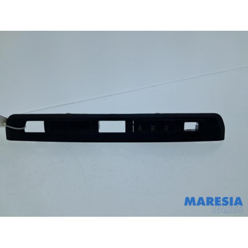 Opel - Vivaro - Switch