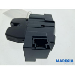 Peugeot - 207 - Tailgate lock mechanism
