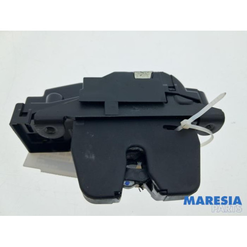 Peugeot - 207 - Tailgate lock mechanism