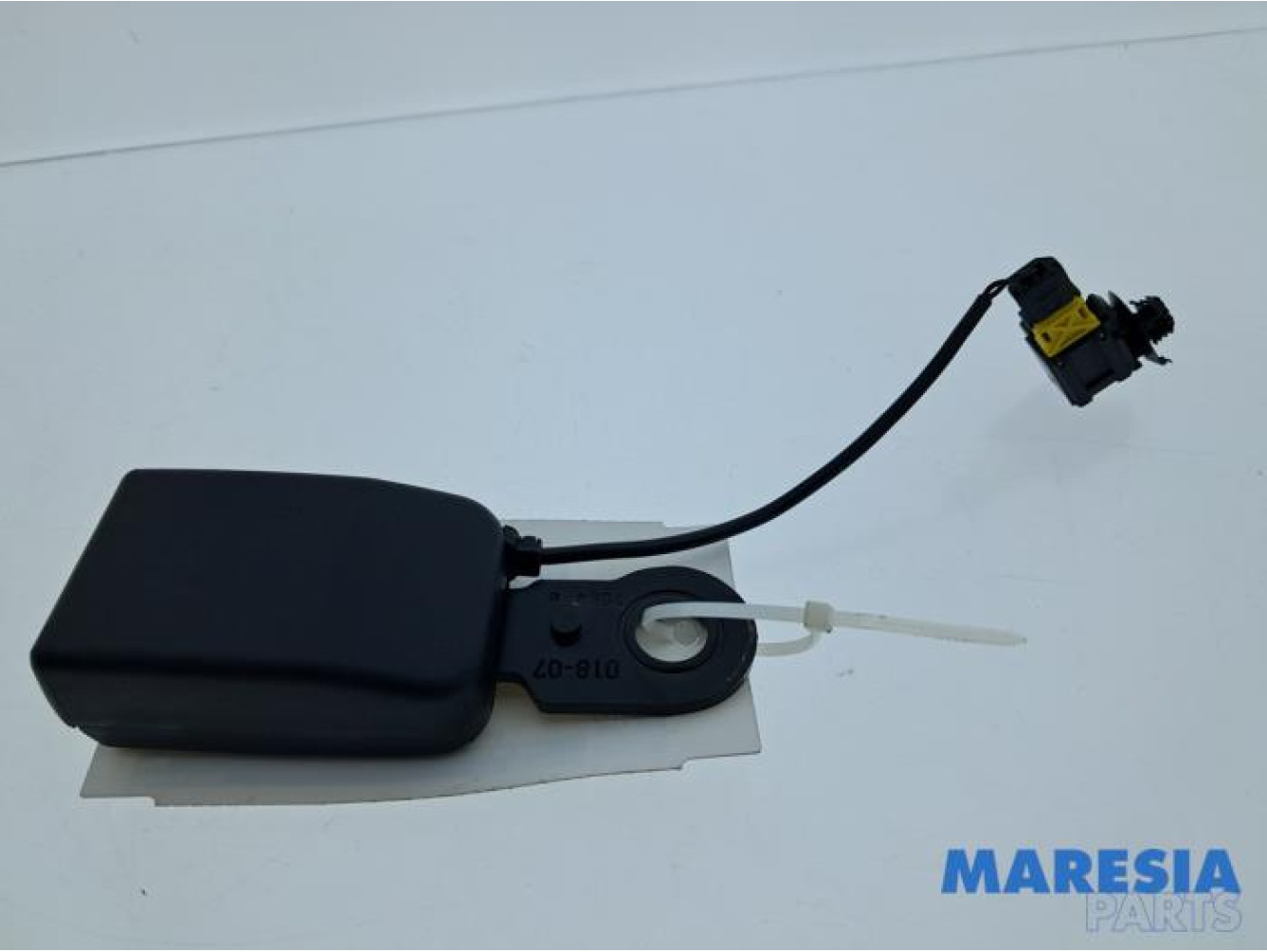 Peugeot - 207 - Insertion ceinture de sécurité arrière droite