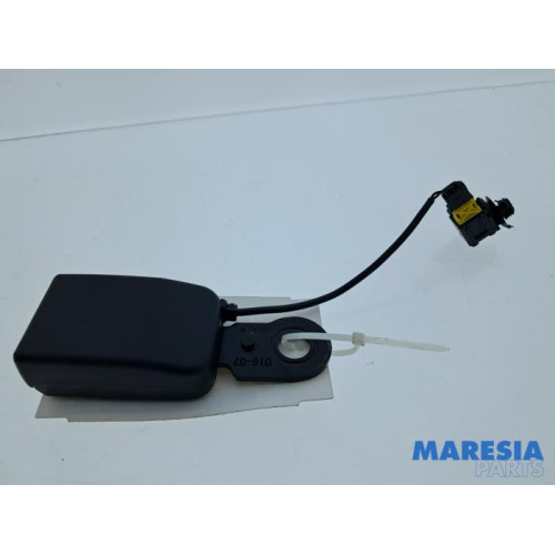 Peugeot - 207 - Insertion ceinture de sécurité arrière droite