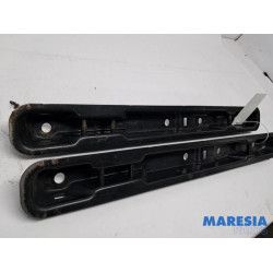 Opel - Vivaro - Seat rails, centre