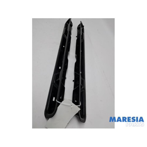 Opel - Vivaro - Seat rails, centre