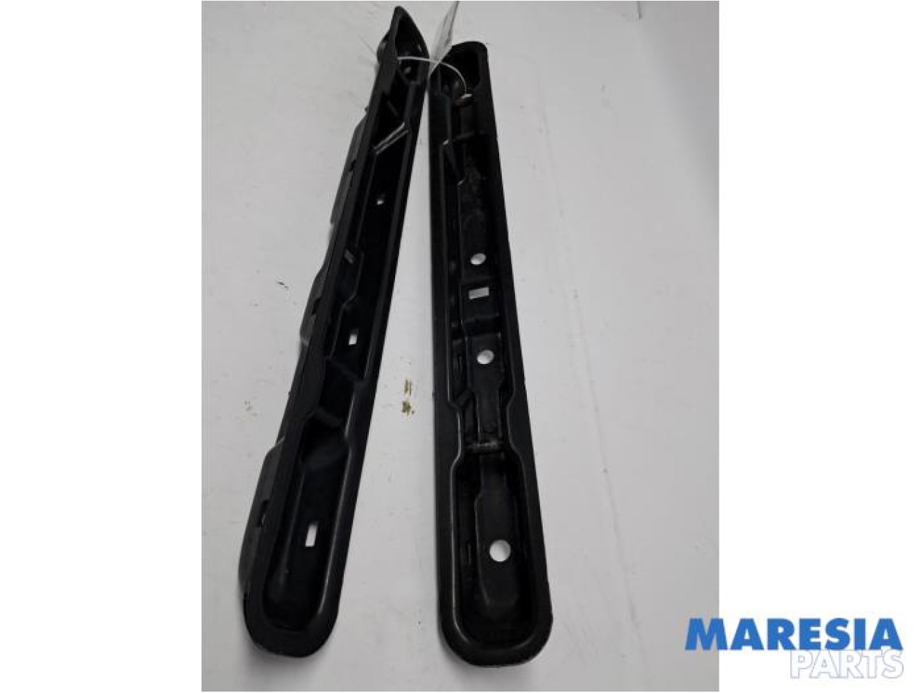 Opel - Vivaro - Seat rails, centre