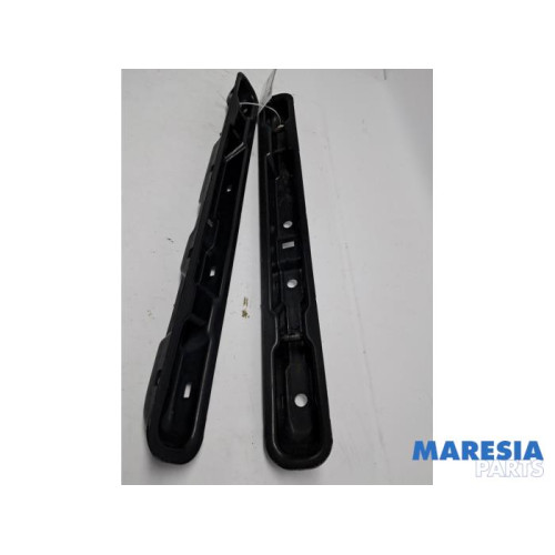 Opel - Vivaro - Seat rails, centre
