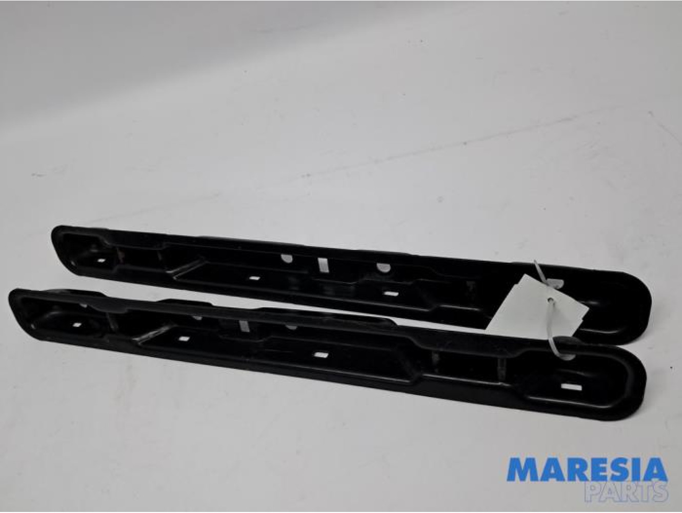 Opel - Vivaro - Seat rails, centre