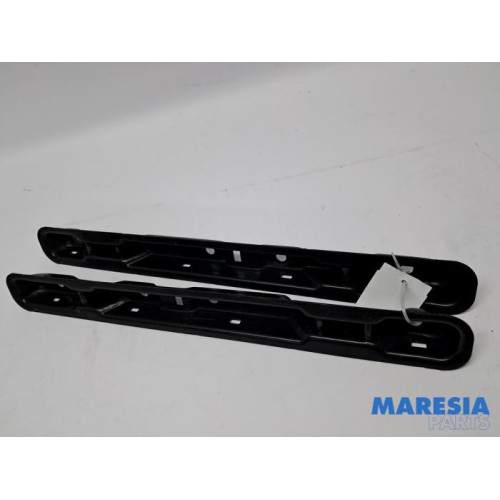 Opel - Vivaro - Seat rails, centre