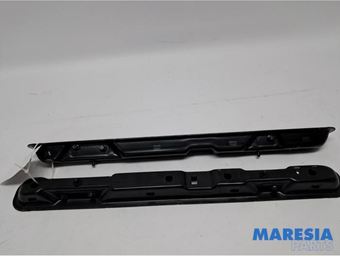 Opel - Vivaro - Seat rails, centre