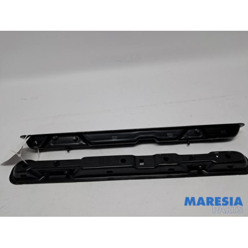 Opel - Vivaro - Seat rails, centre