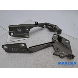 Renault - Megane - Bonnet Hinge